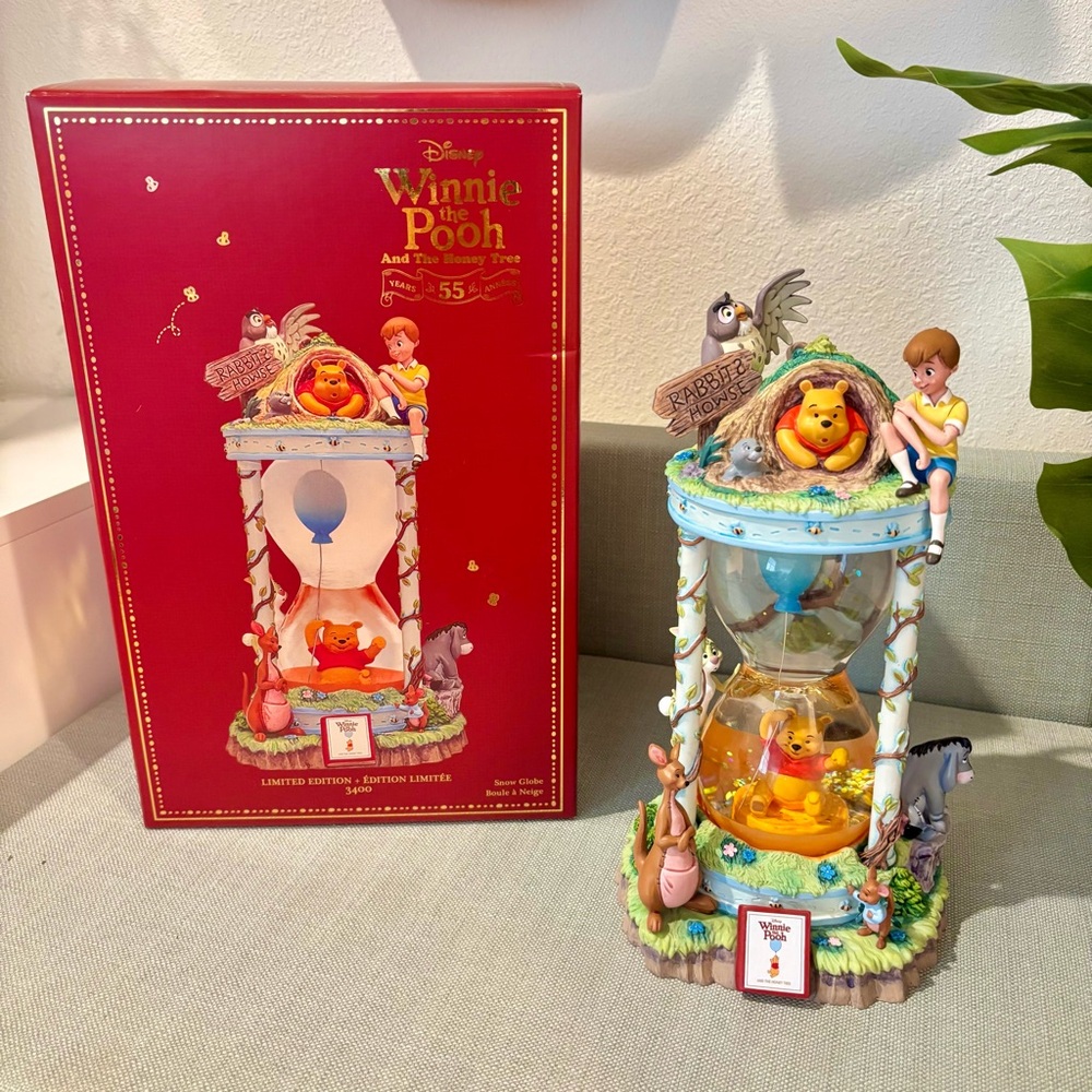 DISNEY WINNIE THE POOH AND THE HONEY TREE 55TH HOURGLASS SNOW GLOBE LIMITED NEW